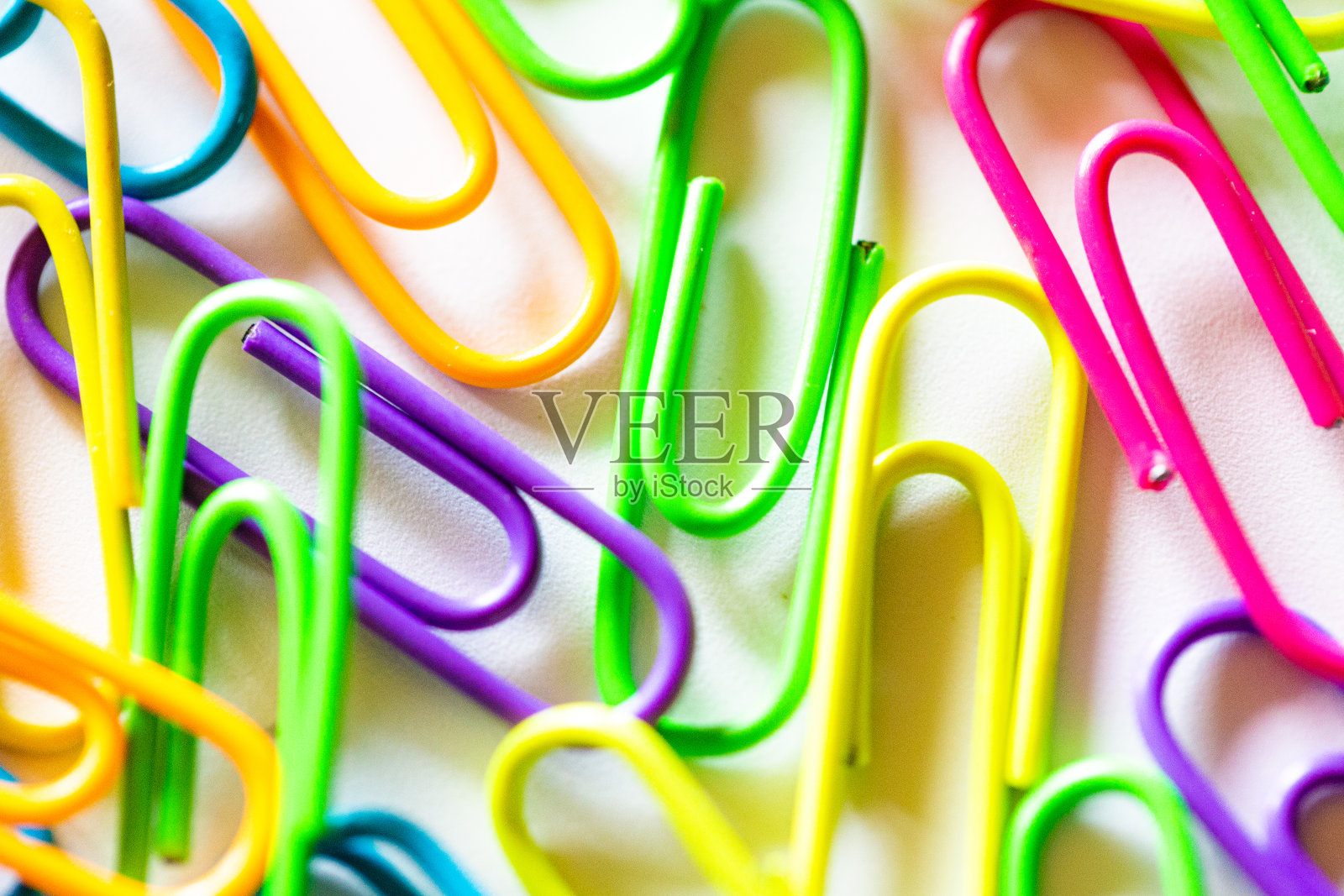 彩色回形针抽象背景照片摄影图片