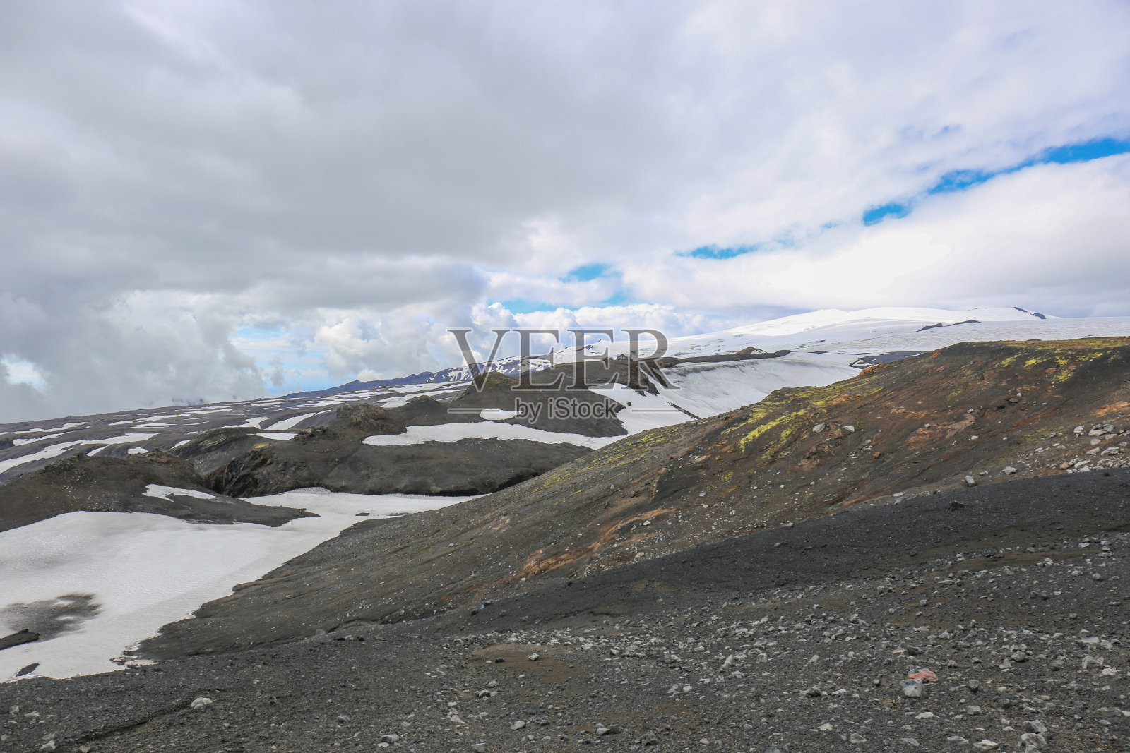 美丽的冰岛全景绿色和黑色的火山Landmannalaugar山脉，在著名的Laugavegur徒步旅行路线。照片摄影图片