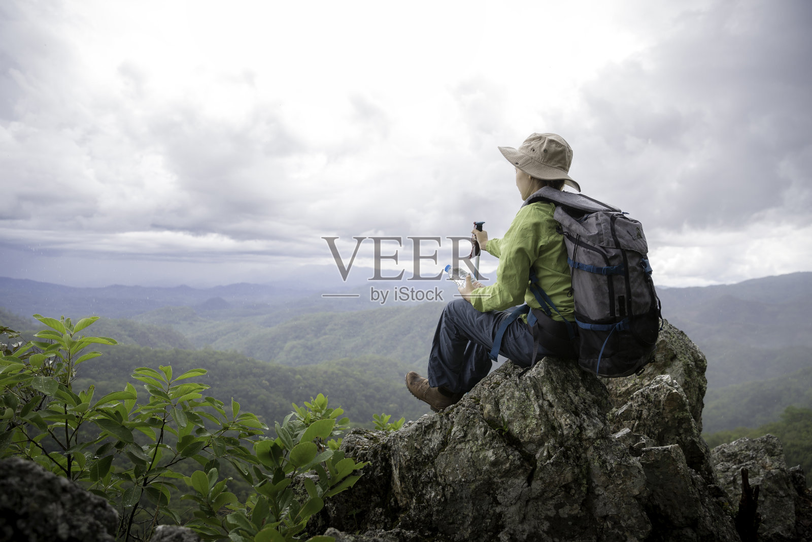 男鞋徒步旅行者。照片摄影图片