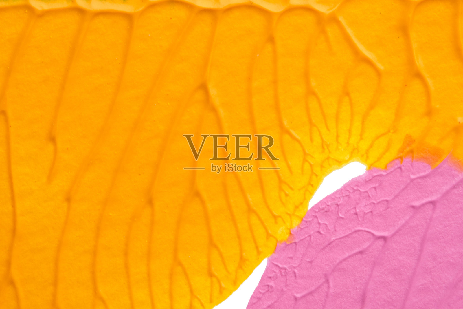 蓝、粉、黄抽象丙烯画在白纸底色上运用罗夏墨迹法绘制颜色纹理照片摄影图片