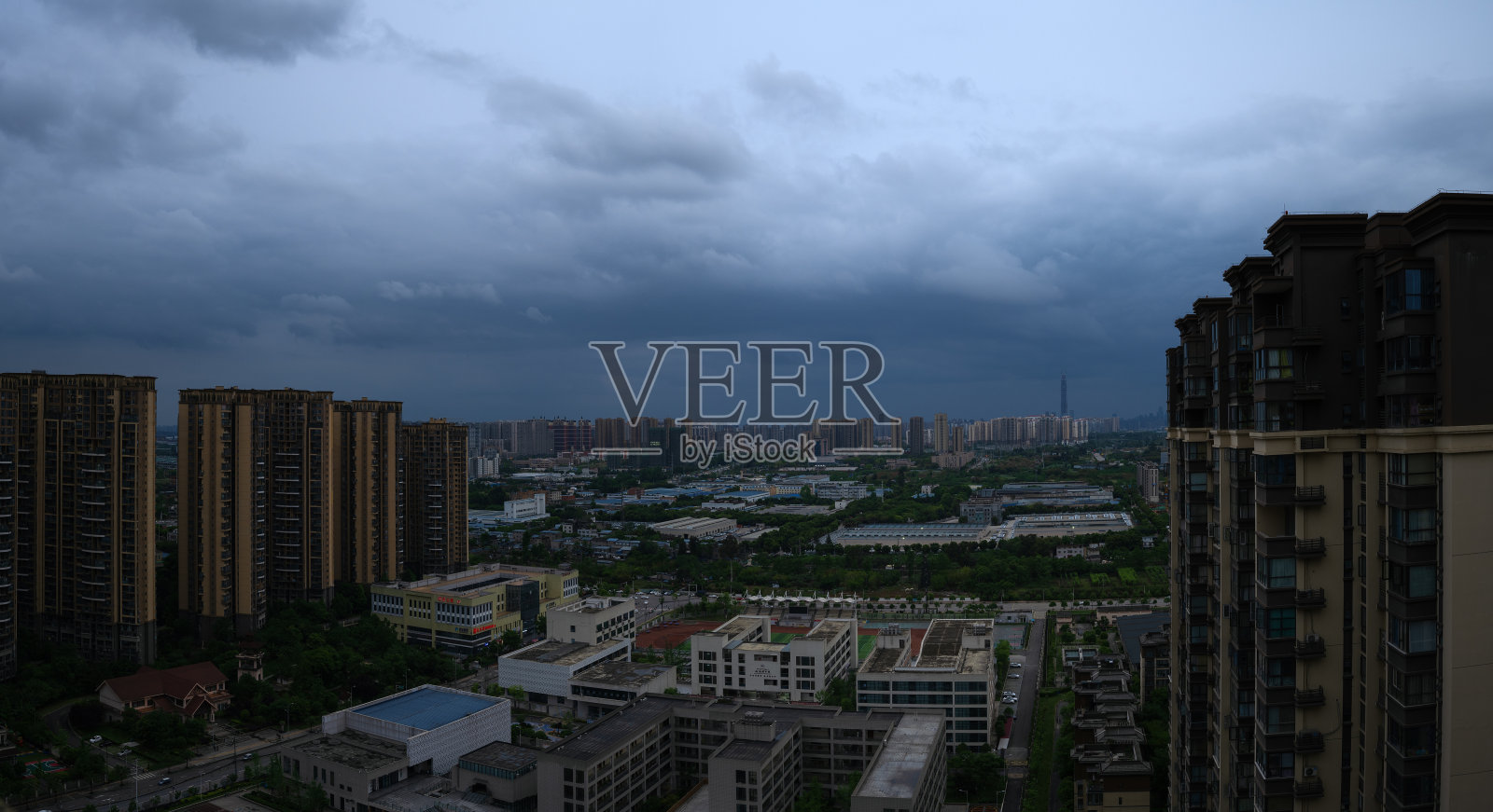 成都现代城市综合体黄昏时分照片摄影图片