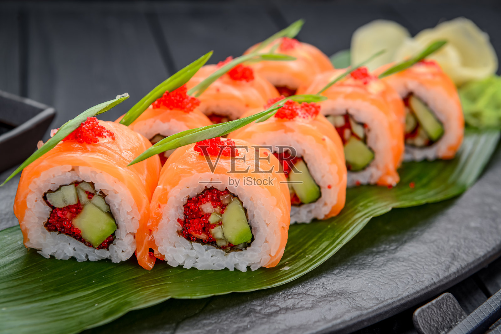 加州寿司卷配鲑鱼和红鱼子酱照片摄影图片