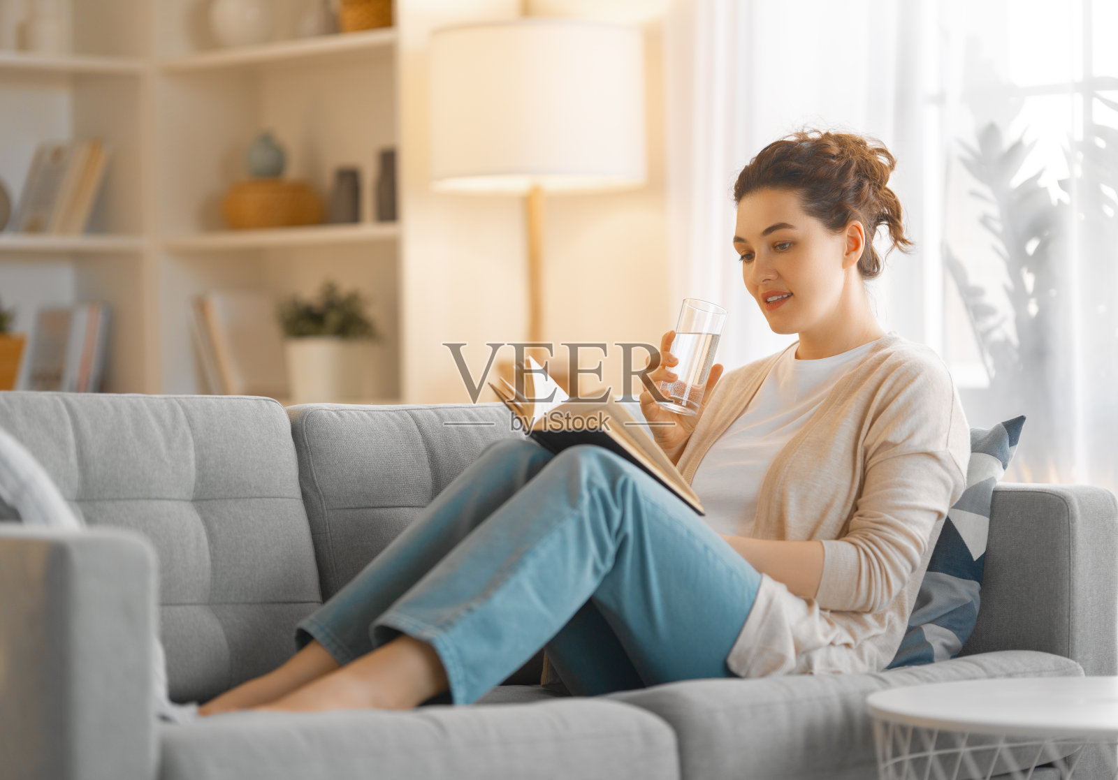 正在读书的女人照片摄影图片