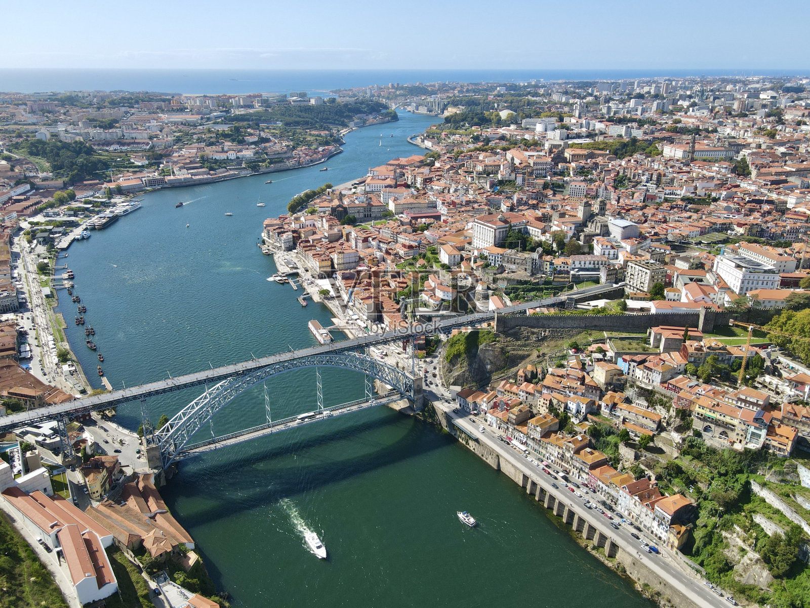 无人机拍摄的庞特Dom路易斯一世，波尔图，葡萄牙照片摄影图片