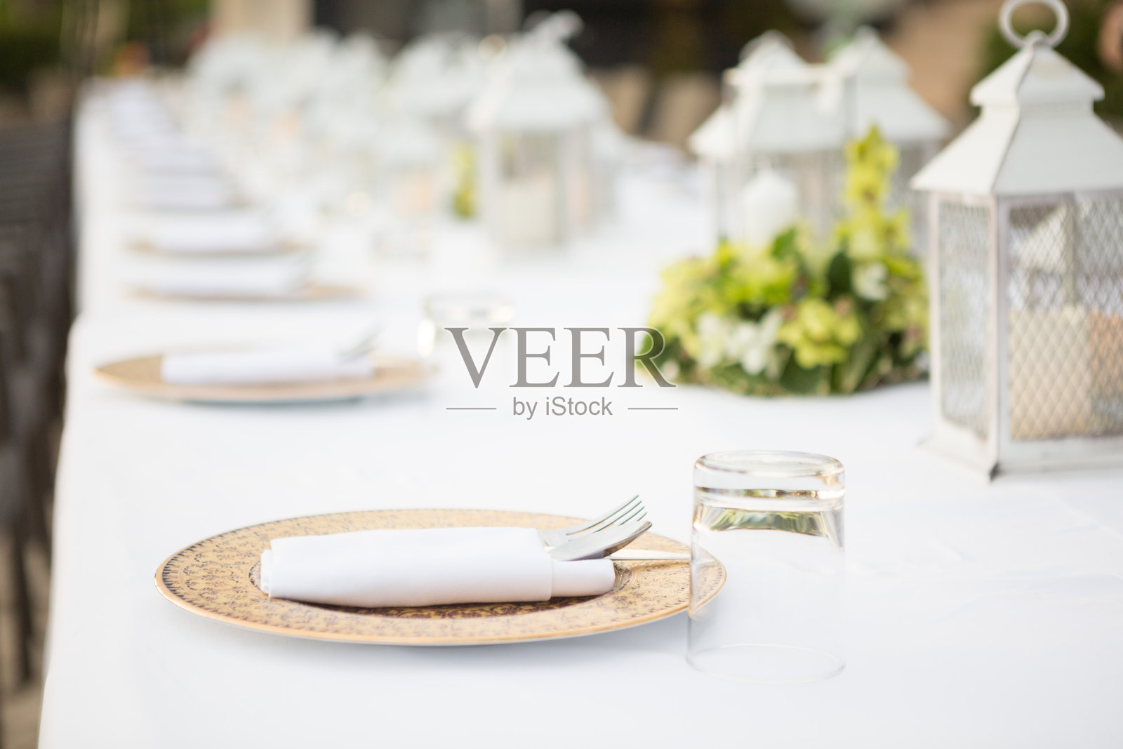 户外婚礼上白色桌布餐具装饰的选择重点照片摄影图片