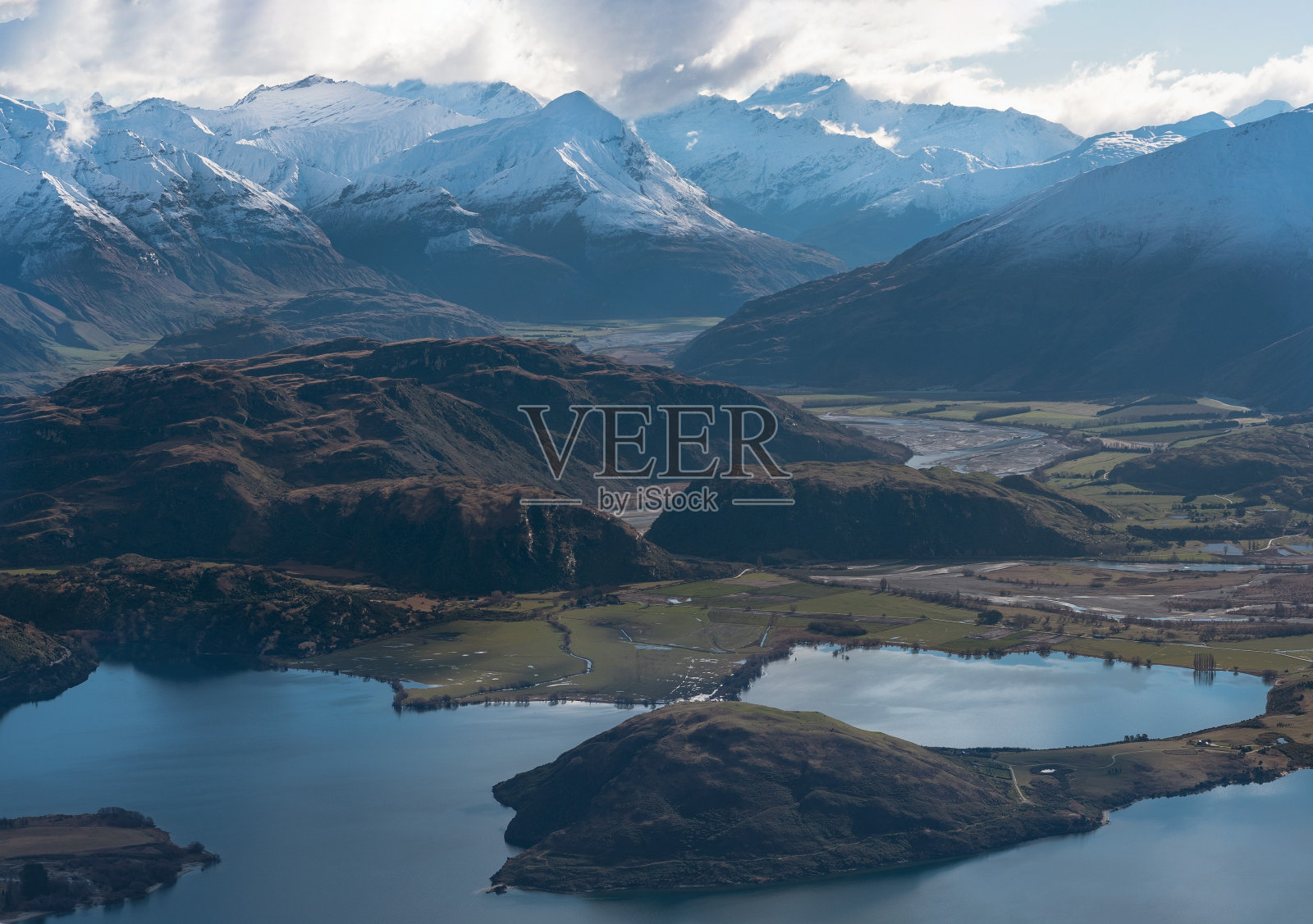 从罗伊峰山顶俯瞰雪山的壮丽景色。仍然,新西兰照片摄影图片