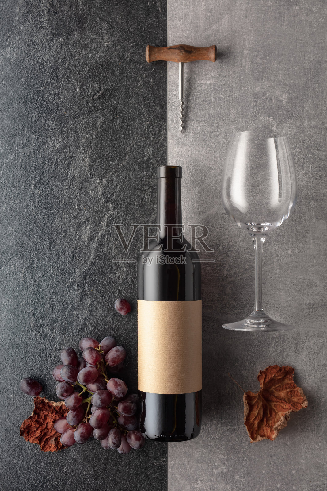 葡萄酒与葡萄在石头的背景。照片摄影图片