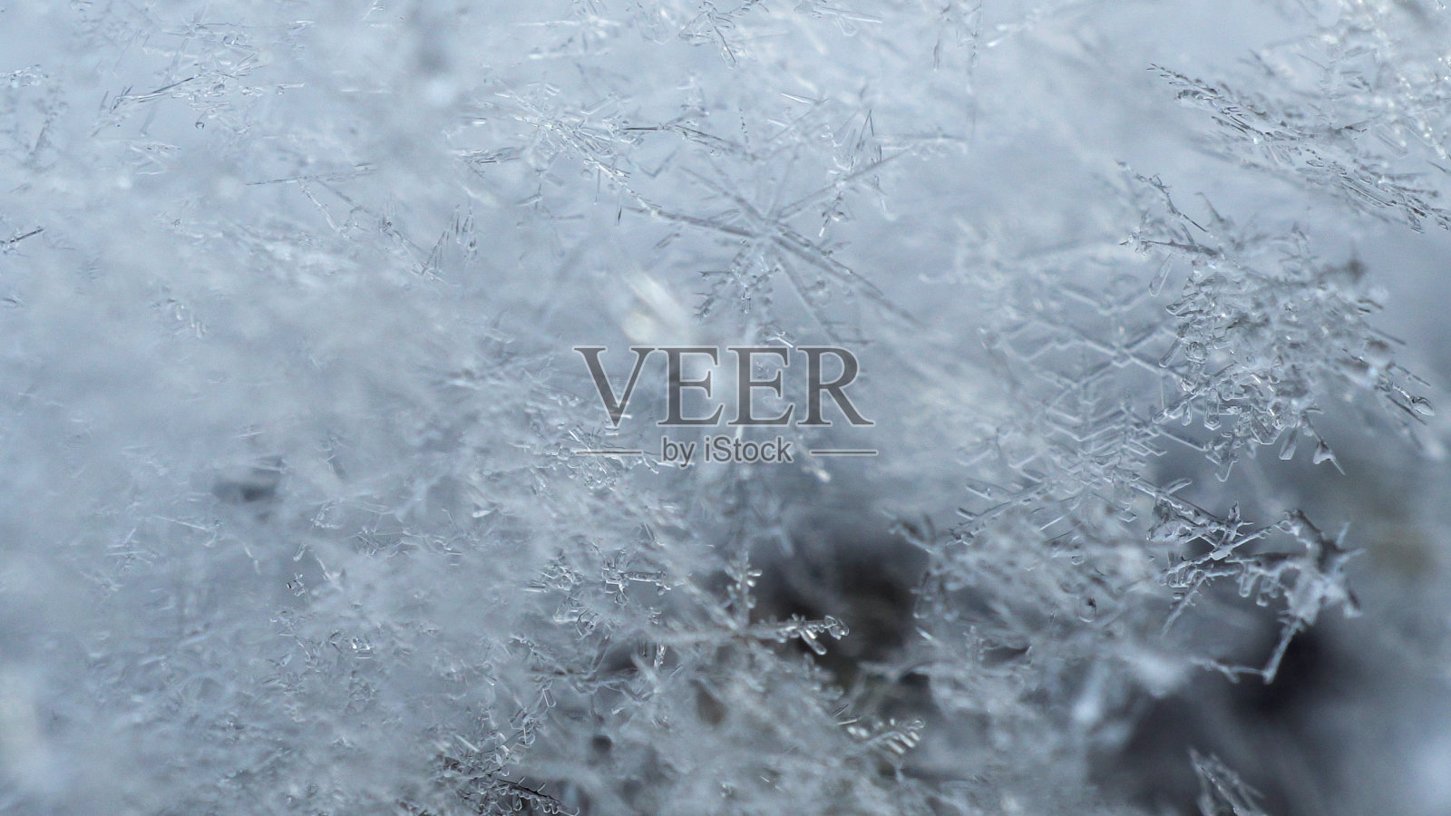 真正的结构闪亮的雪花特写。照片摄影图片