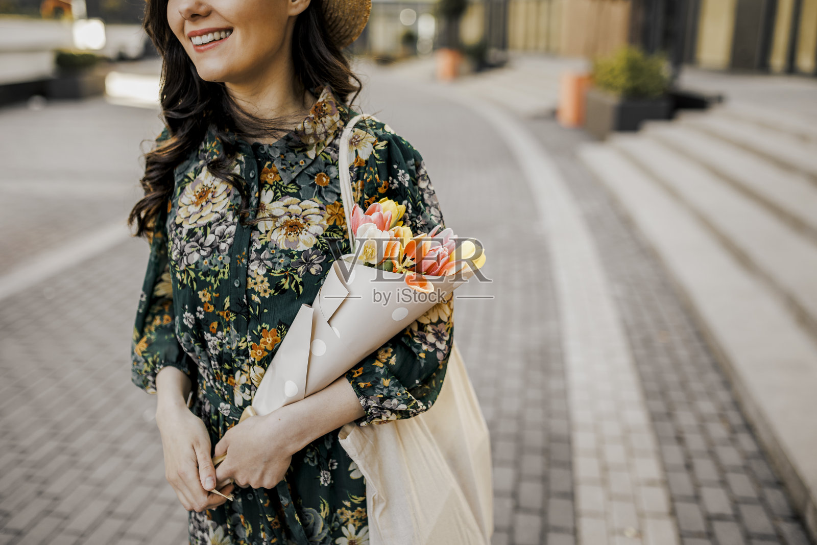 女人购物水果和蔬菜与可重复使用的棉花生态生产袋。零浪费生活理念照片摄影图片
