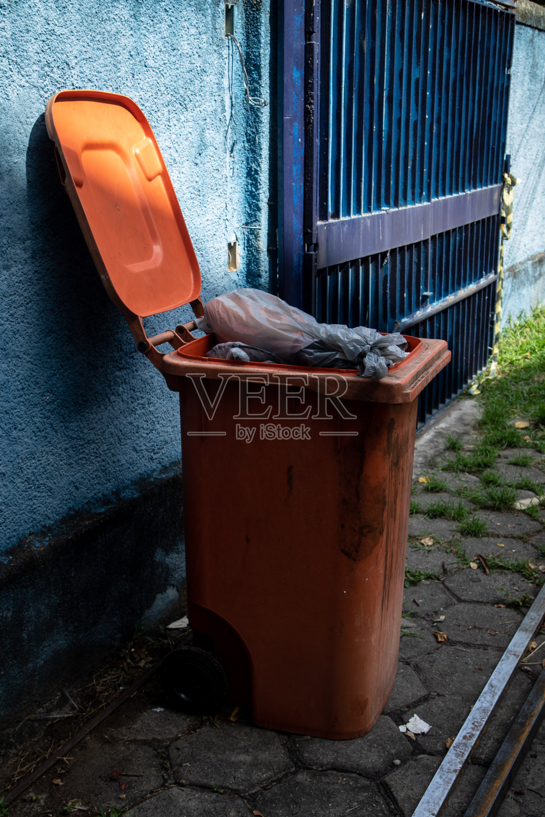 满是垃圾的脏垃圾箱照片摄影图片