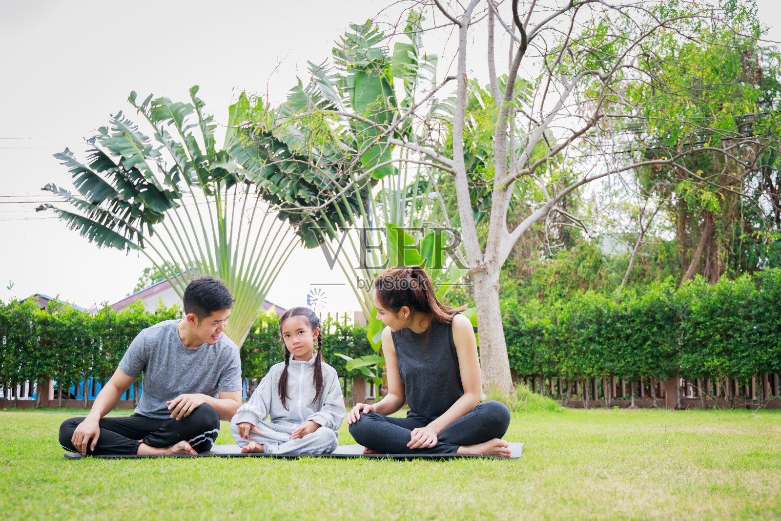 家庭在户外。父母和孩子一起度过时光。居家锻炼理念与新常态。照片摄影图片