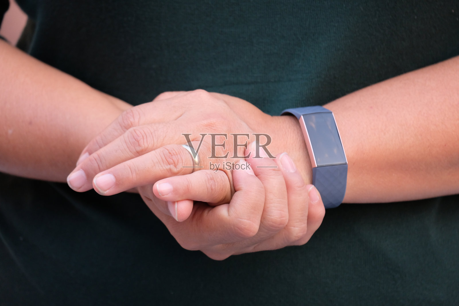 女人的手祈祷照片摄影图片