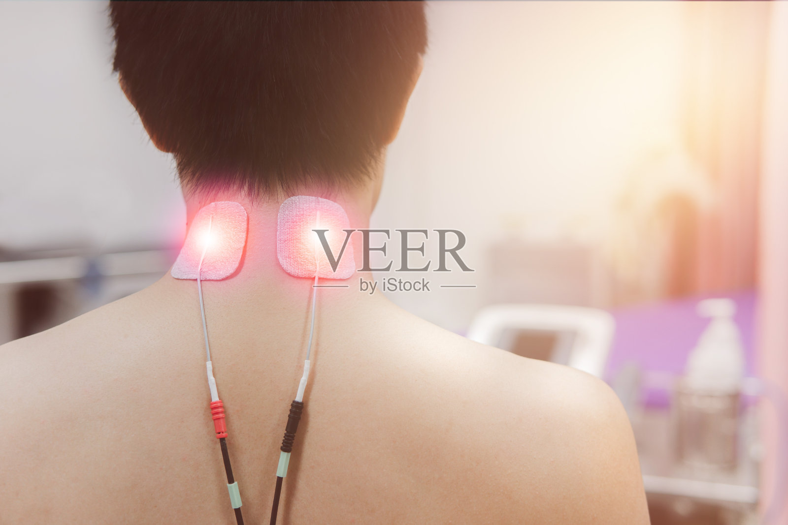 用于颈部疼痛治疗的TENS电极片照片摄影图片