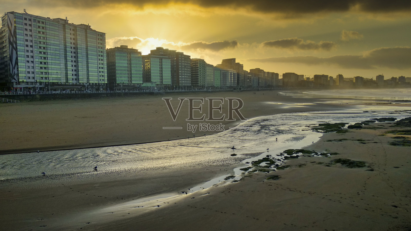 桩河横渡圣洛伦索海滩，希洪，阿斯图里亚斯，西班牙照片摄影图片