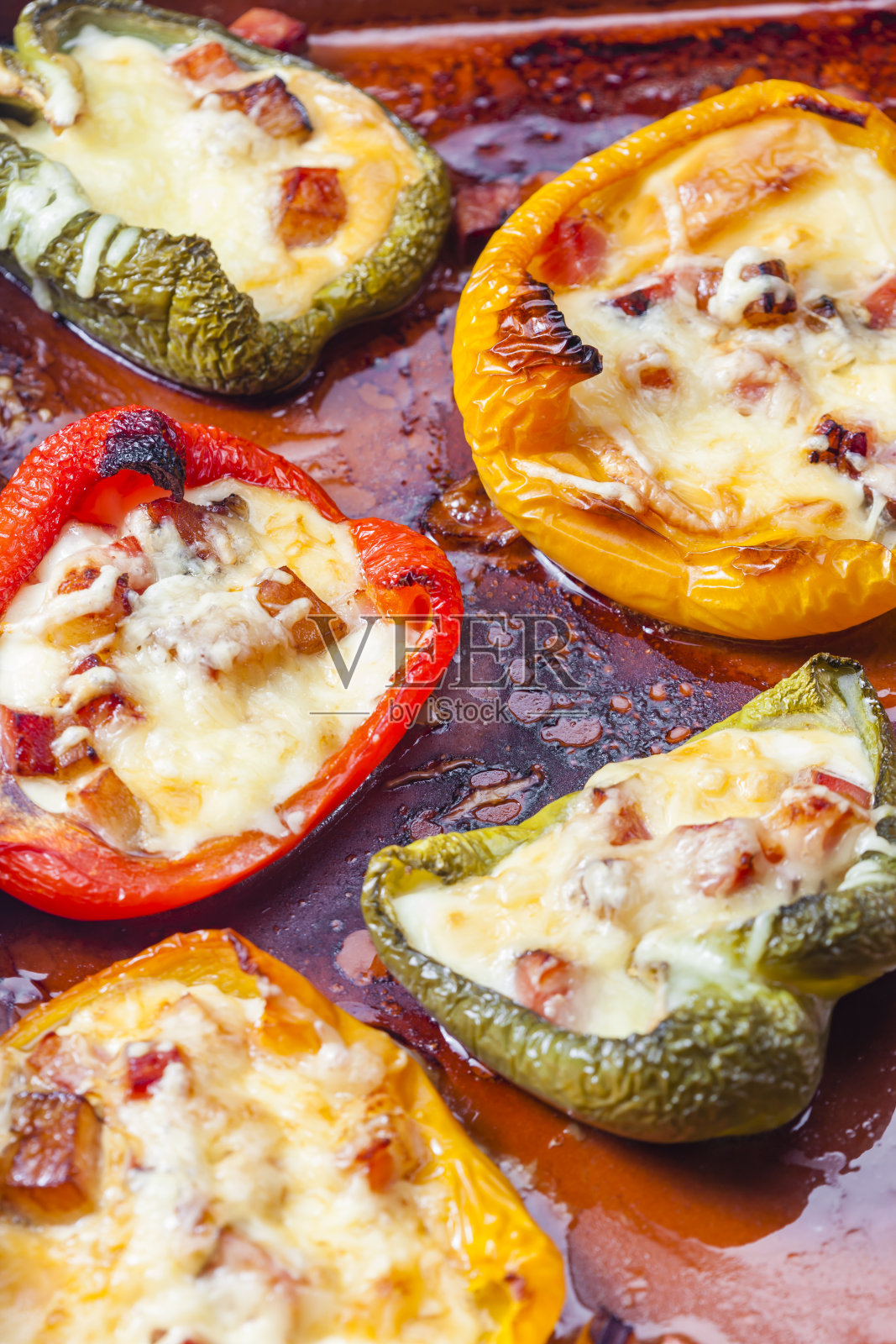 烤辣椒夹火腿和奶酪照片摄影图片