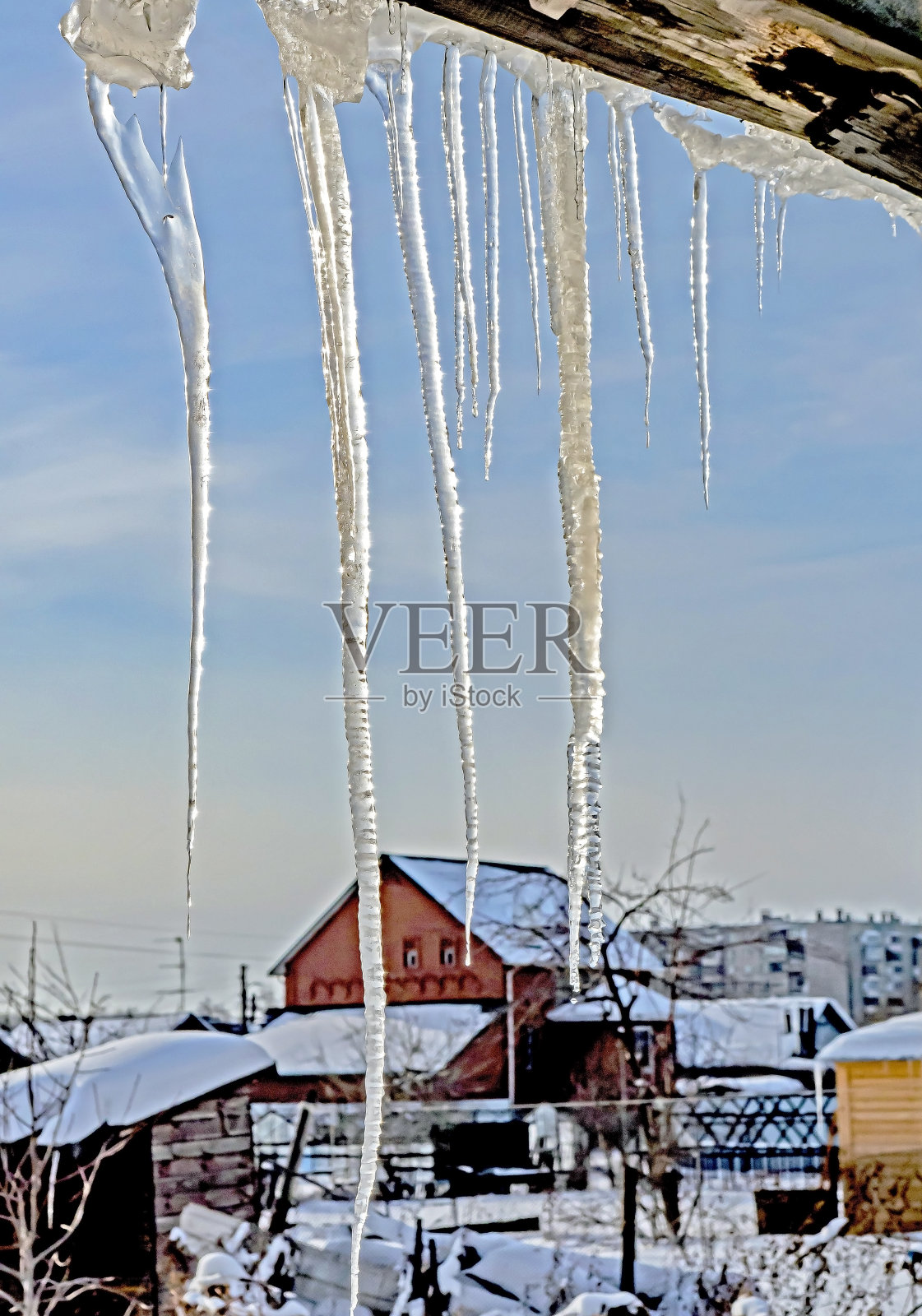 透明的冰柱映衬着天空照片摄影图片