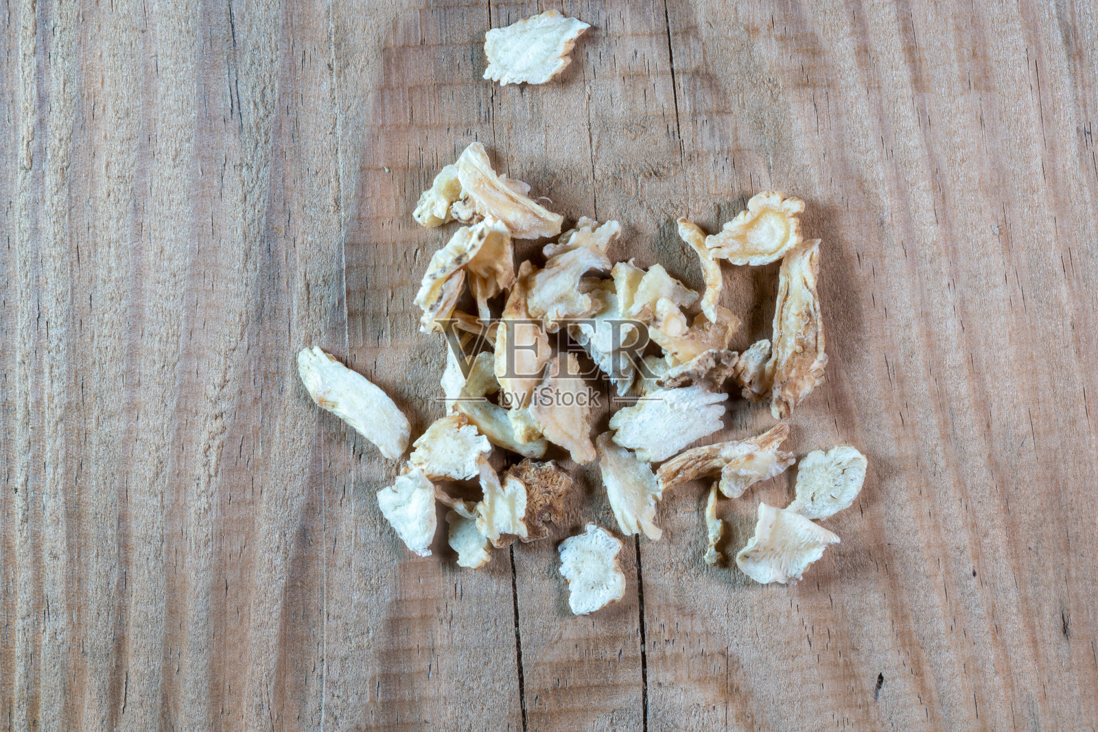 中药桔梗木桌上照片摄影图片