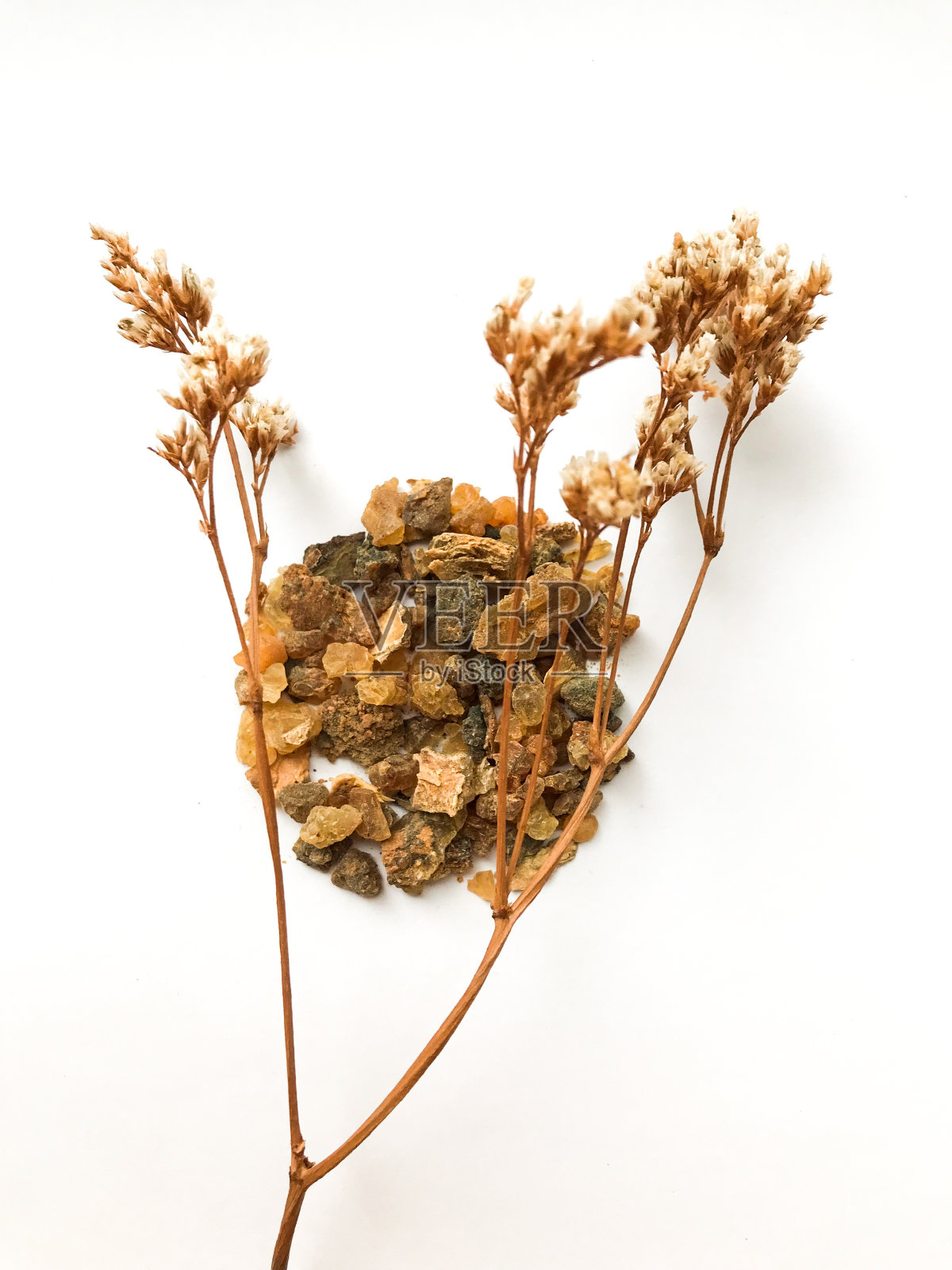 没药是一种天然的树胶或树脂，从许多小的，多刺的树木物种的Commiphora分离在白色照片摄影图片