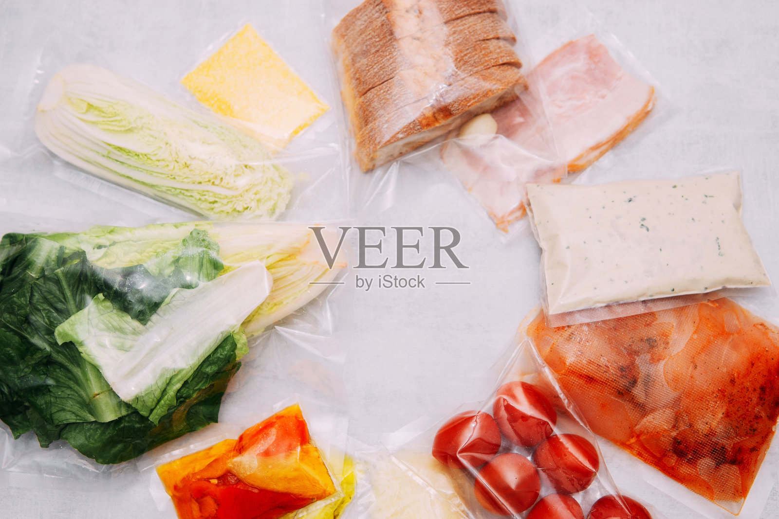 沙拉套餐:鸡肉、生菜、西红柿、北京卷心菜、奶酪、培根、面包、橄榄油酱和香料。白底送餐套装。我在家做饭。照片摄影图片