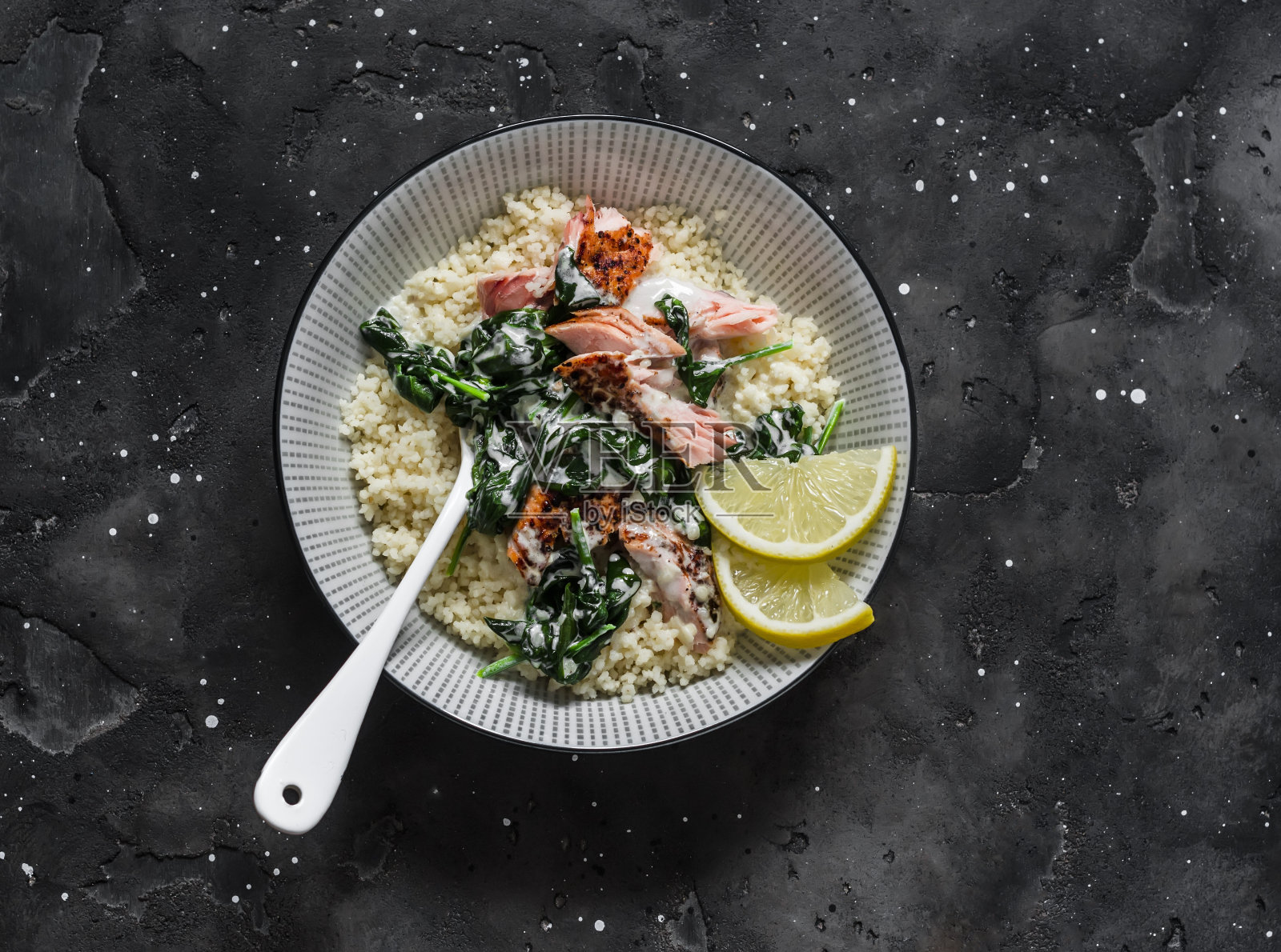 美味健康午餐：烤三文鱼、奶油菠菜酱和蒸粗麦粉照片摄影图片