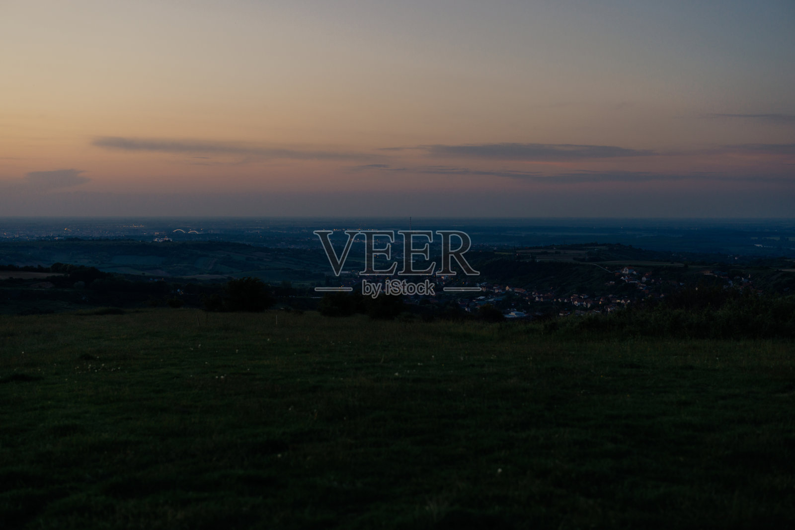 黄昏时的山谷。照片摄影图片