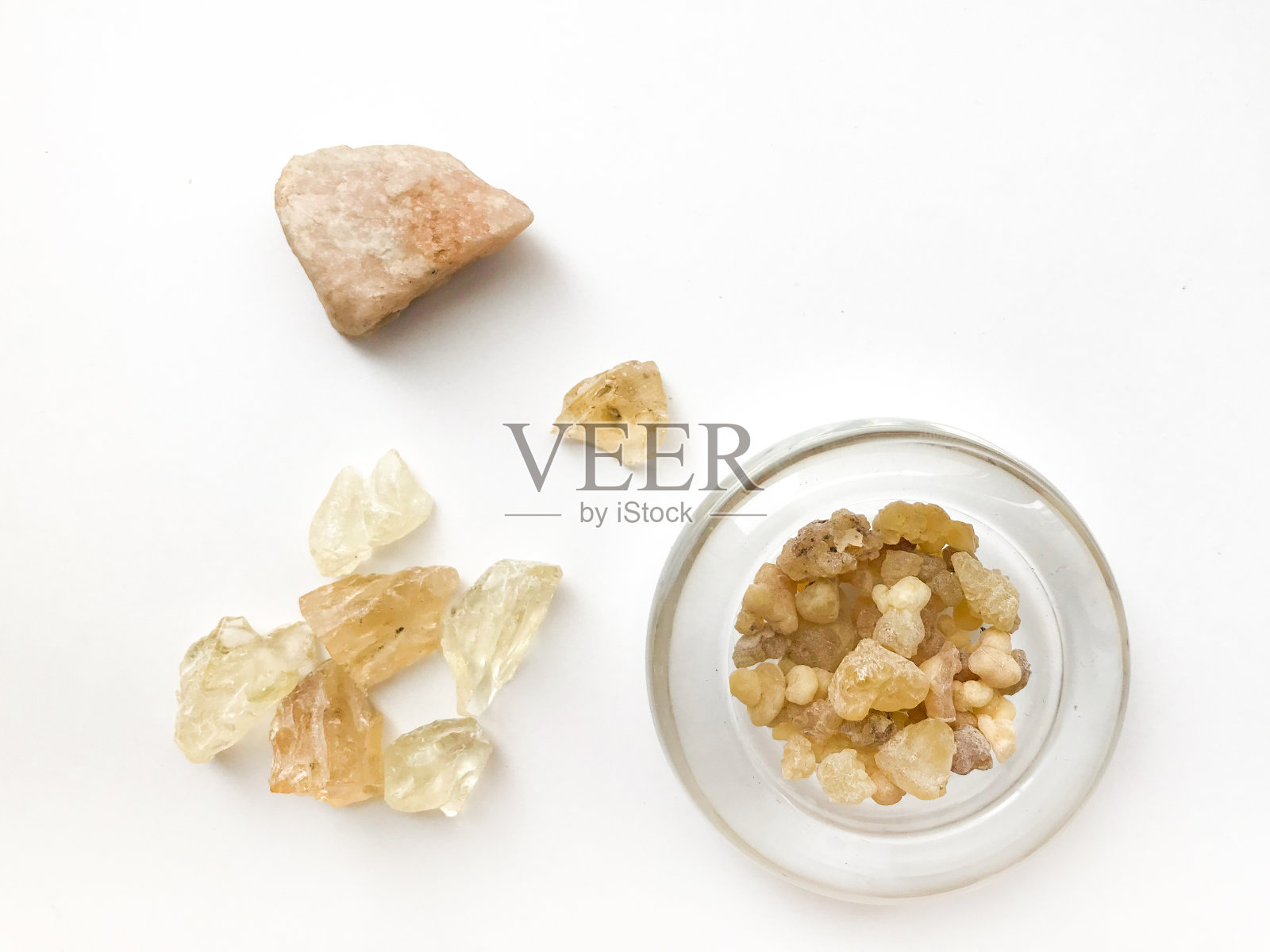 一套天然树脂，乳香特写白底照片摄影图片