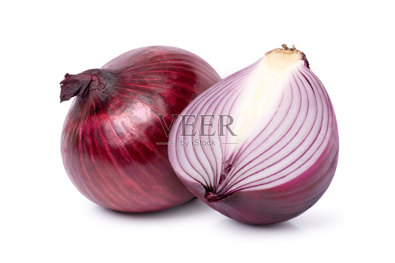 红洋葱，切成两半，放在白色背景上。照片摄影图片