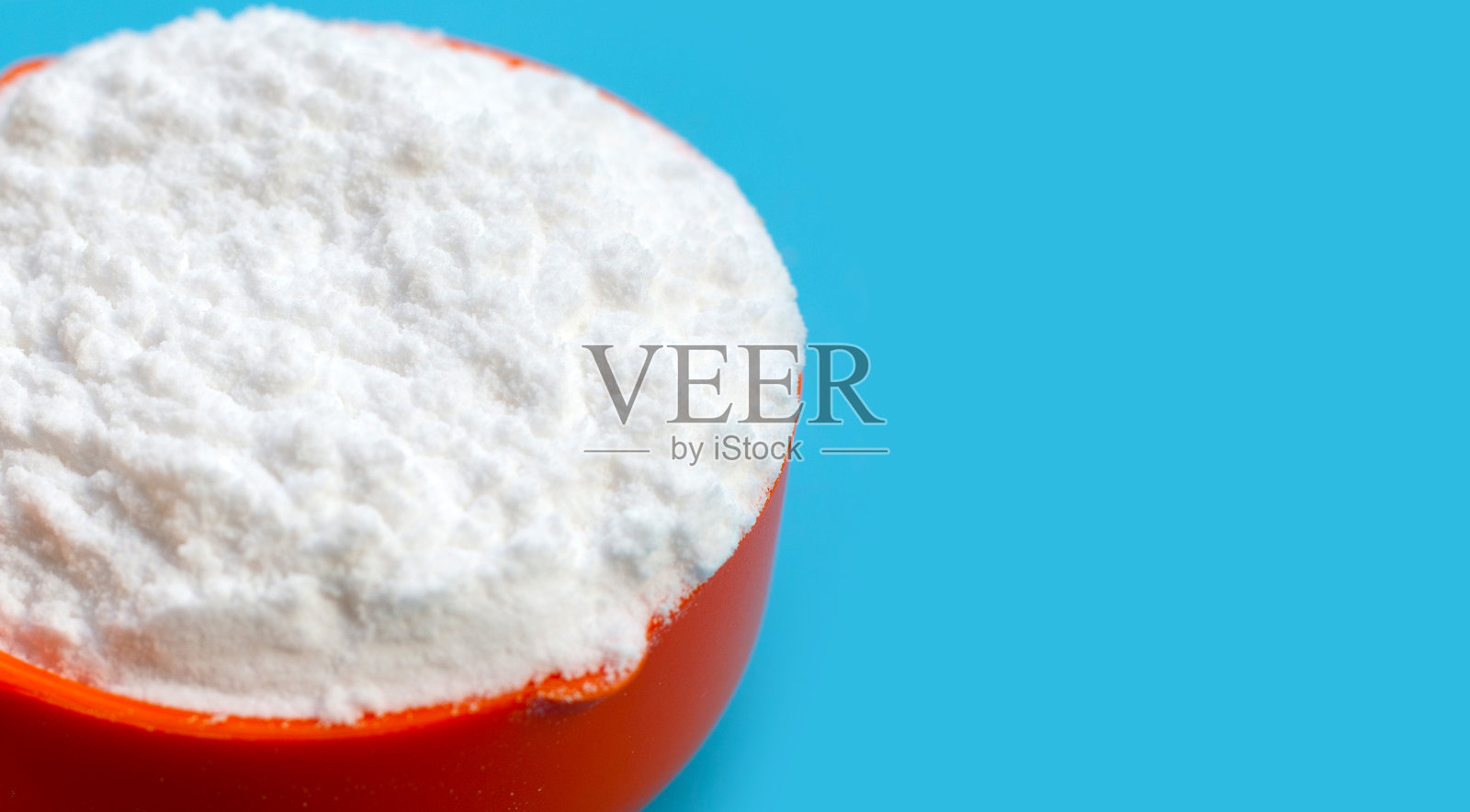 ฺ蓝色底色的小苏打。照片摄影图片