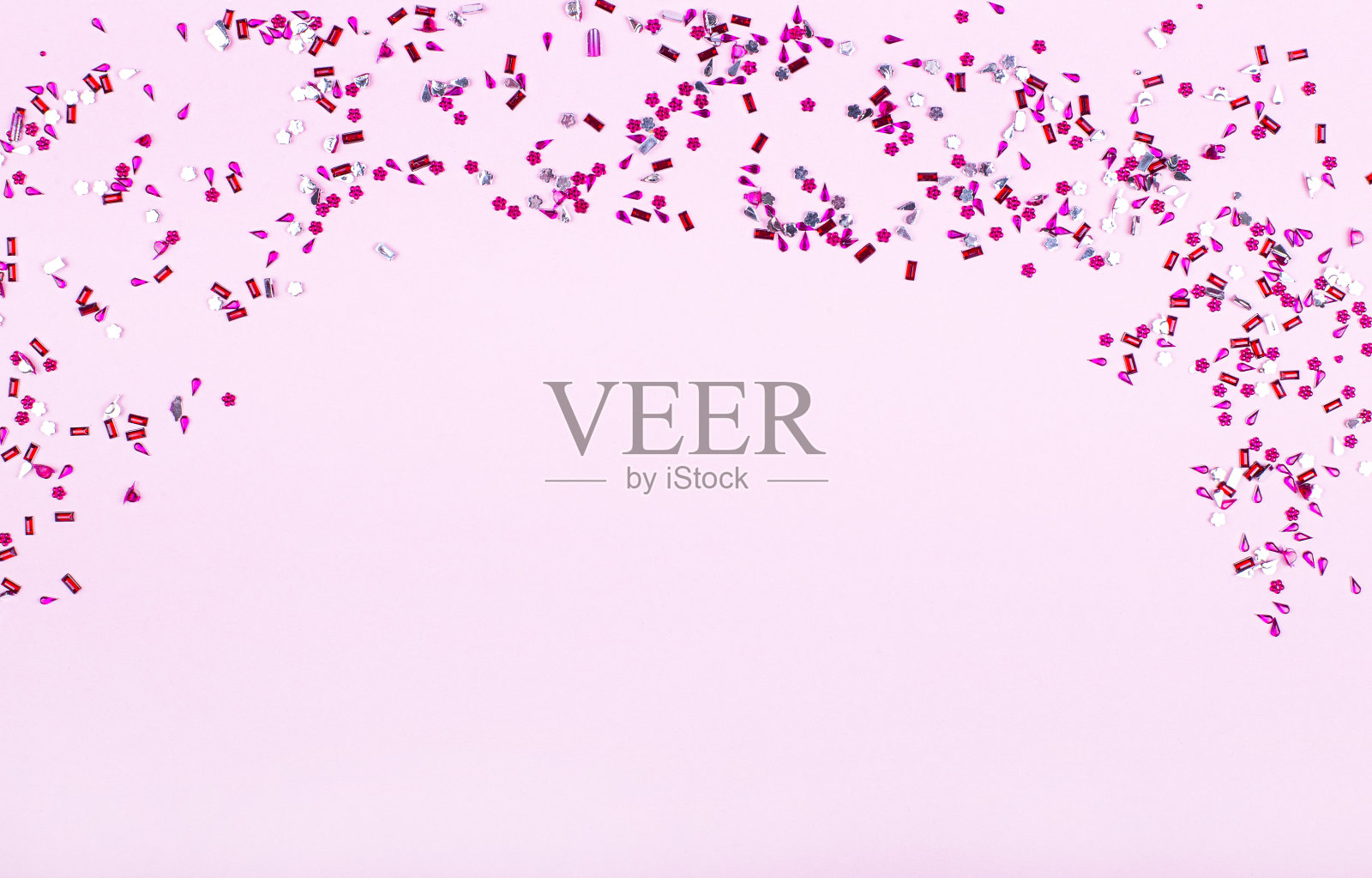 浅粉色背景上的紫色和粉色闪光颗粒。复制的地方。完美的假日背景为您的演讲。模型照片摄影图片