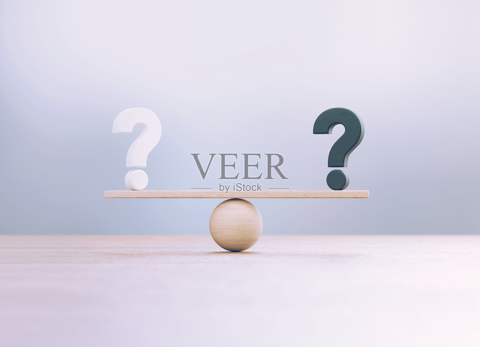 在离焦背景前，白色和黑色的问号坐在木制跷跷板上照片摄影图片