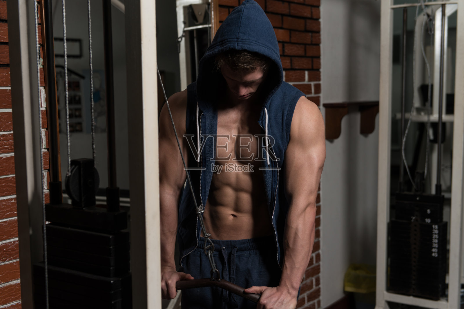 健美运动员锻炼肱三头肌照片摄影图片