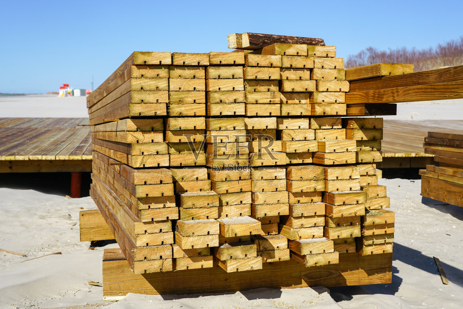 沙滩基础设施改善的棕色松木户外装饰板照片摄影图片