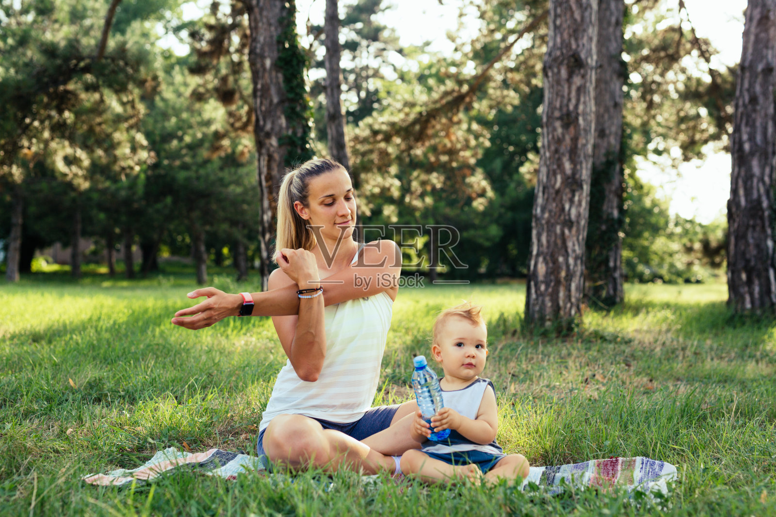 母亲和儿子在户外锻炼照片摄影图片