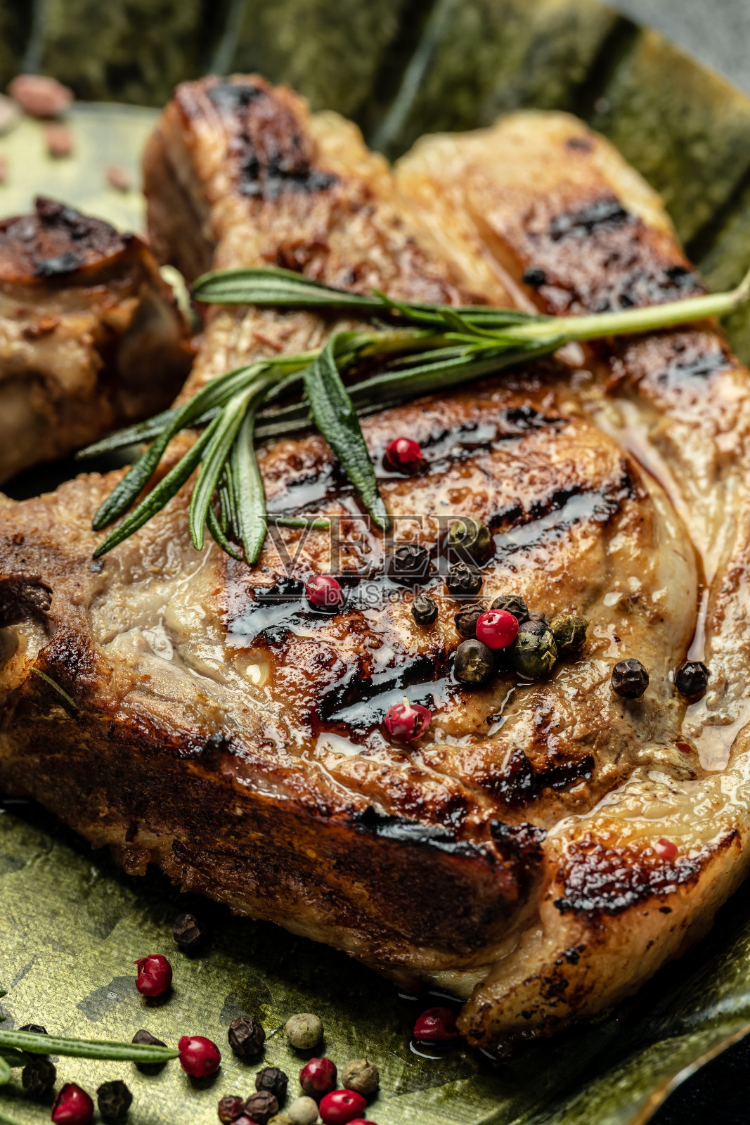 迷迭香烤猪排。食品配方的背景。近距离照片摄影图片