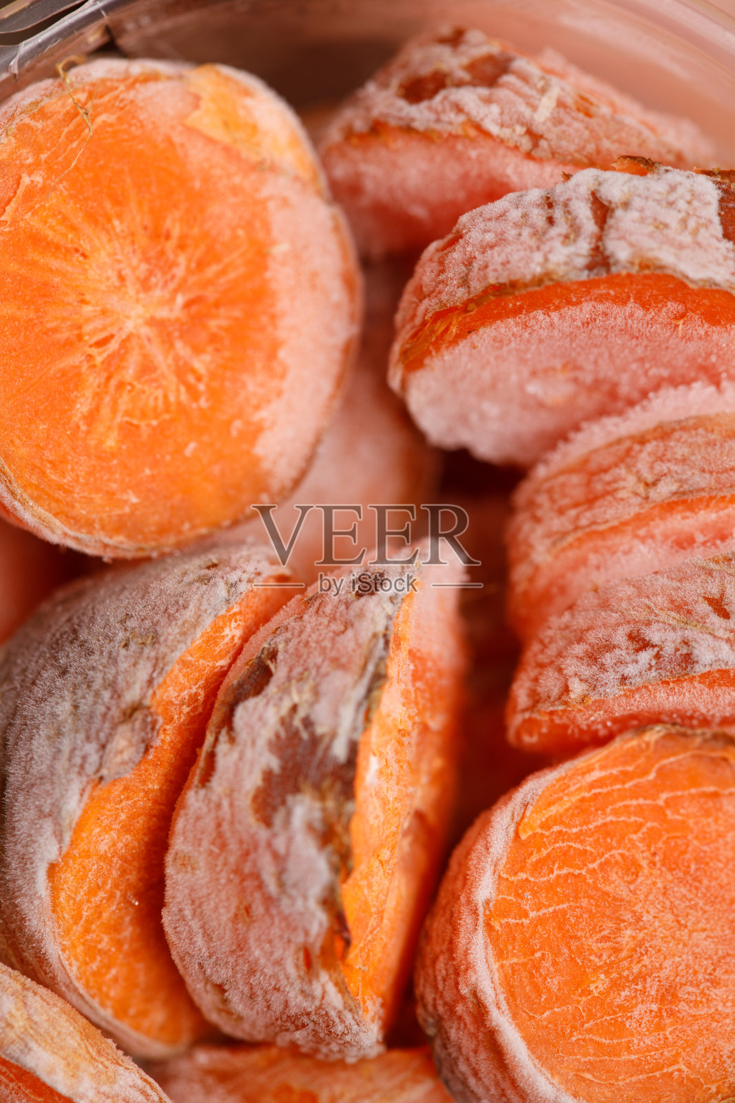 冰冻胡萝卜切片的特写。健康的蔬菜。照片摄影图片