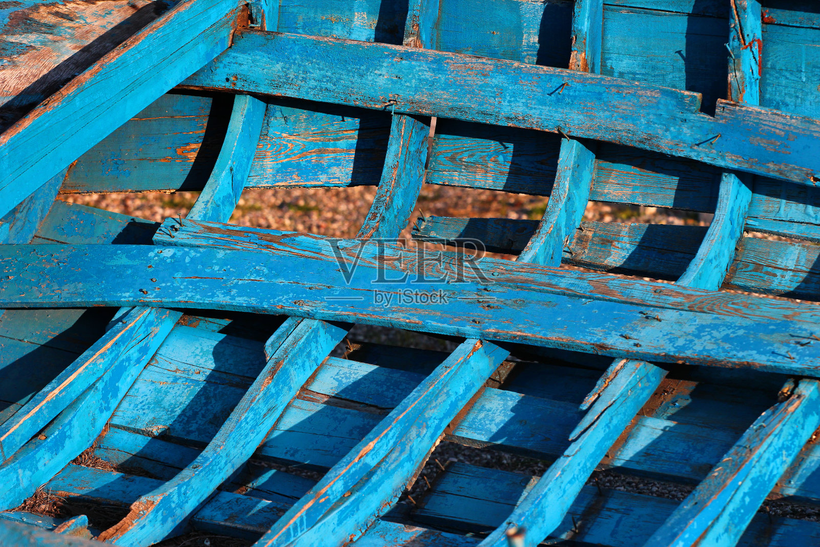 在海岸上的一艘废弃的旧平底船照片摄影图片