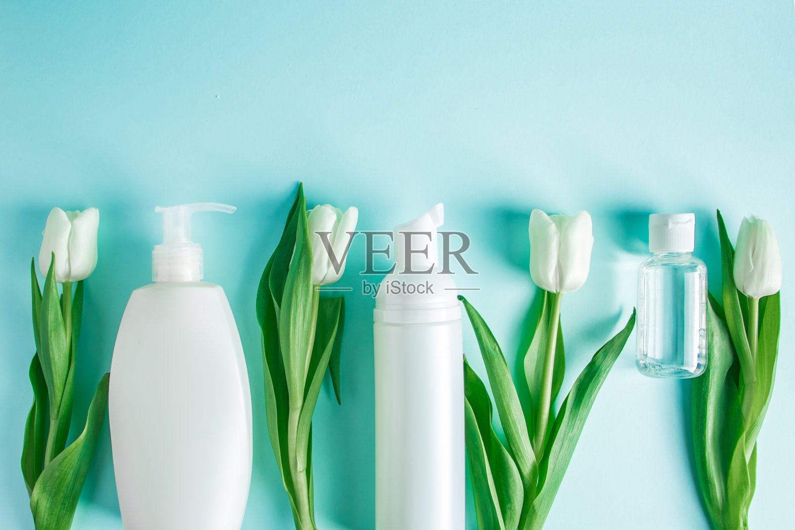 蓝色背景上用于水疗的有机化妆品。皮肤护理和卫生理念。照片摄影图片