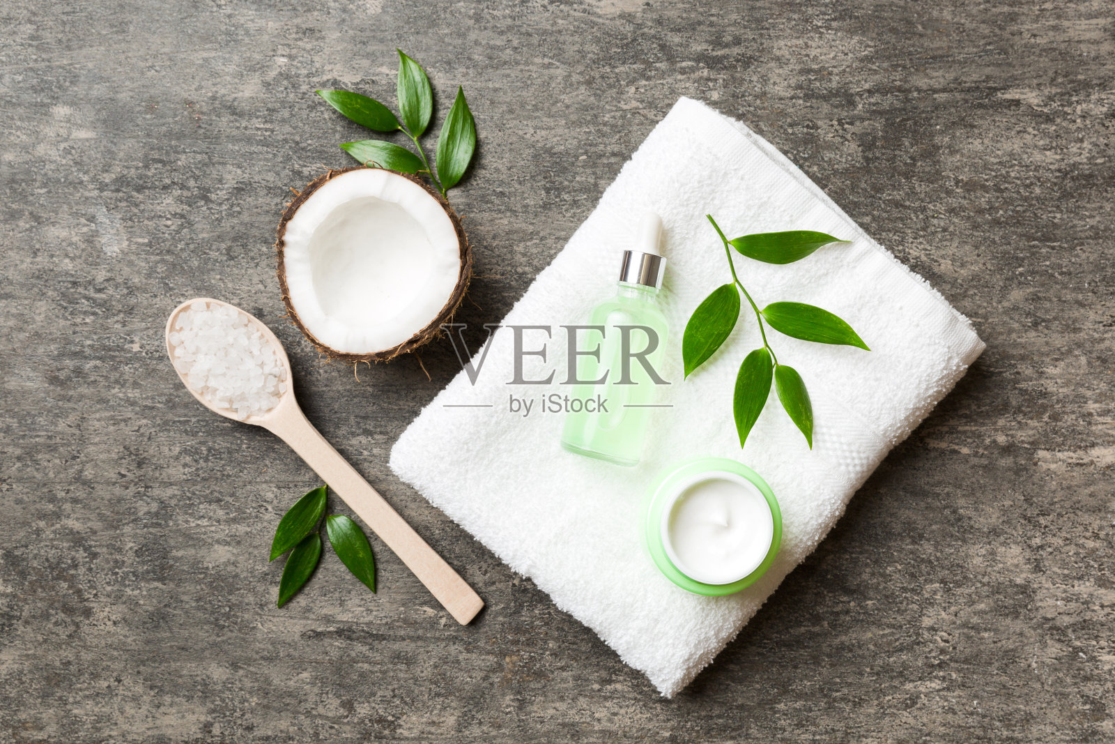 在彩色背景上的椰子油和化妆品。前视图。为你的文本腾出空间。天然椰子水疗化妆品和有机椰子水疗护理概念组成照片摄影图片