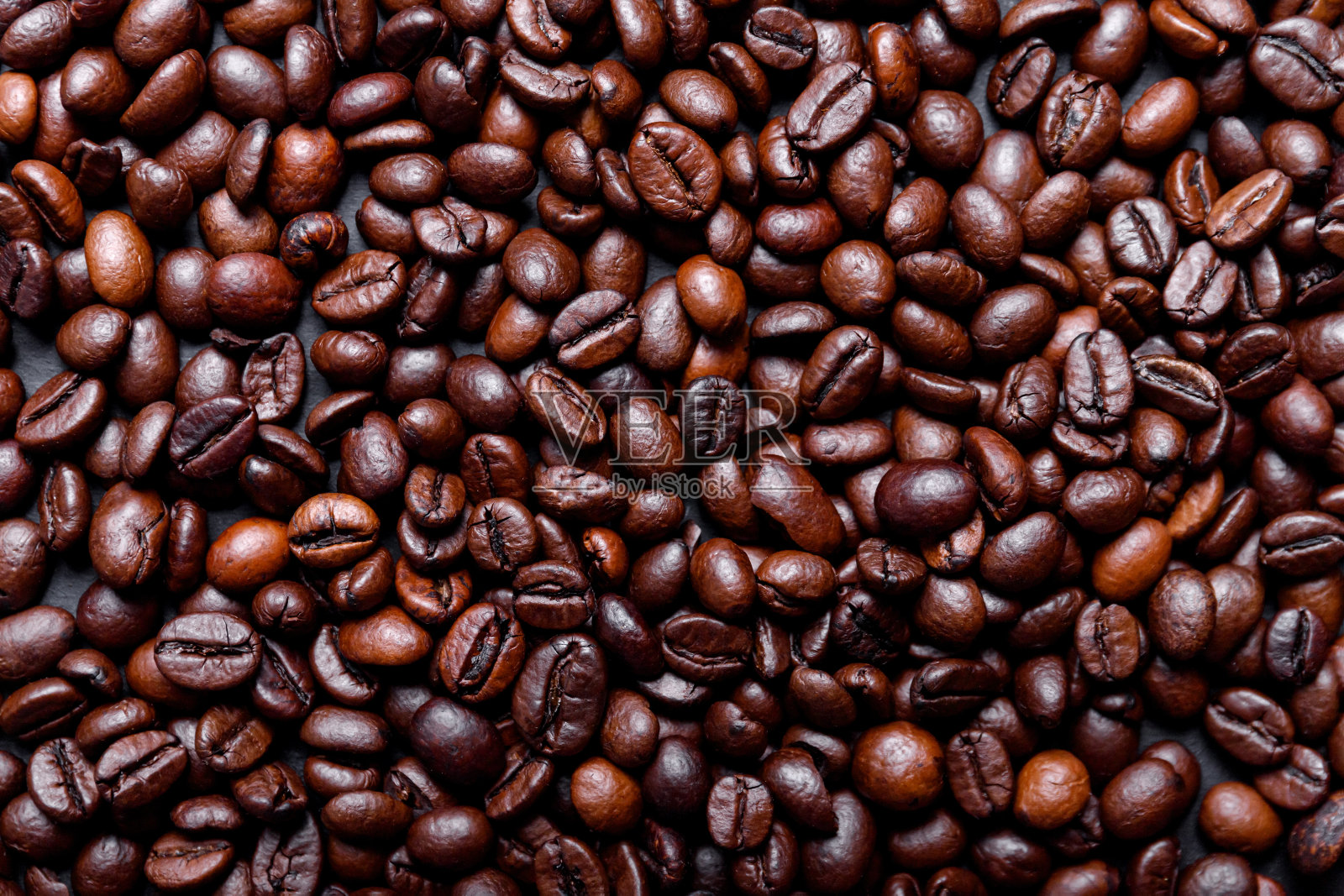 新鲜热黑咖啡加奶泡，白色陶瓷杯，上面烤咖啡豆。照片摄影图片