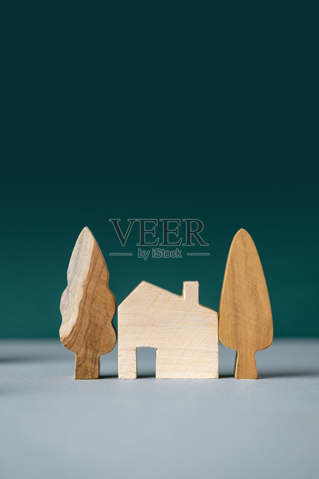 灰色地板，绿色背景，一套乡村木屋和树木装饰照片摄影图片