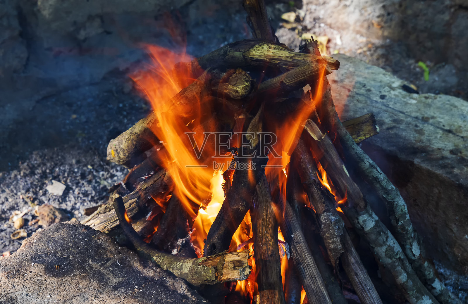 在营火中燃烧木头照片摄影图片
