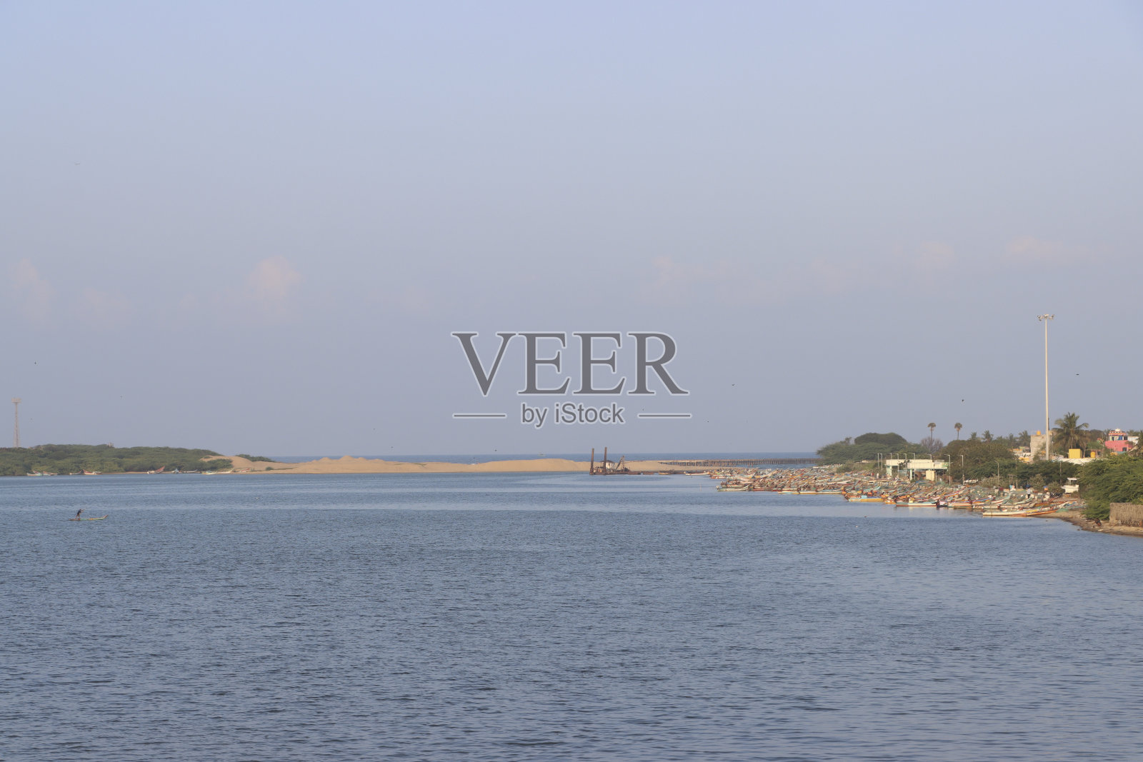 风景优美的埃诺尔溪和渔民船坞照片摄影图片