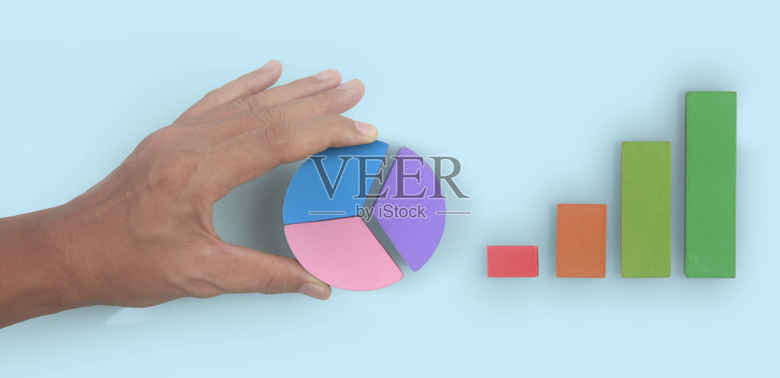 手中连接的多色饼图照片摄影图片