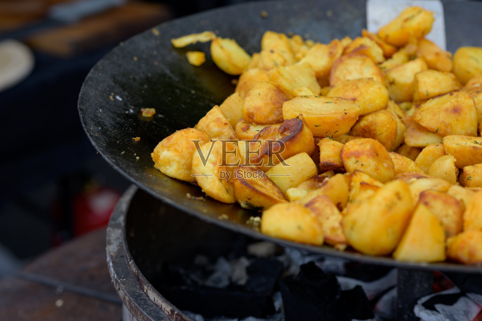 乡村风味的炸土豆，加上香料和迷迭香。近景复制空间照片摄影图片