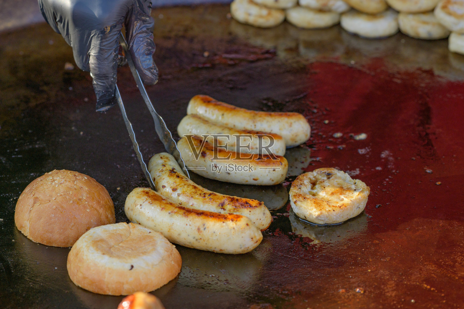 在煎锅里煎香肠照片摄影图片