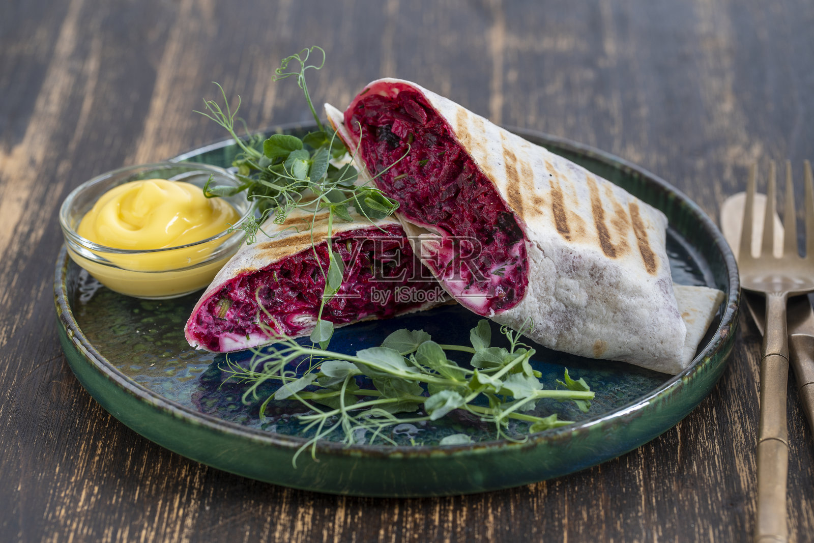 素食玉米煎饼。生食切片，配以红甜菜根、羊乳酪、西梅、莳萝和奶油酱照片摄影图片