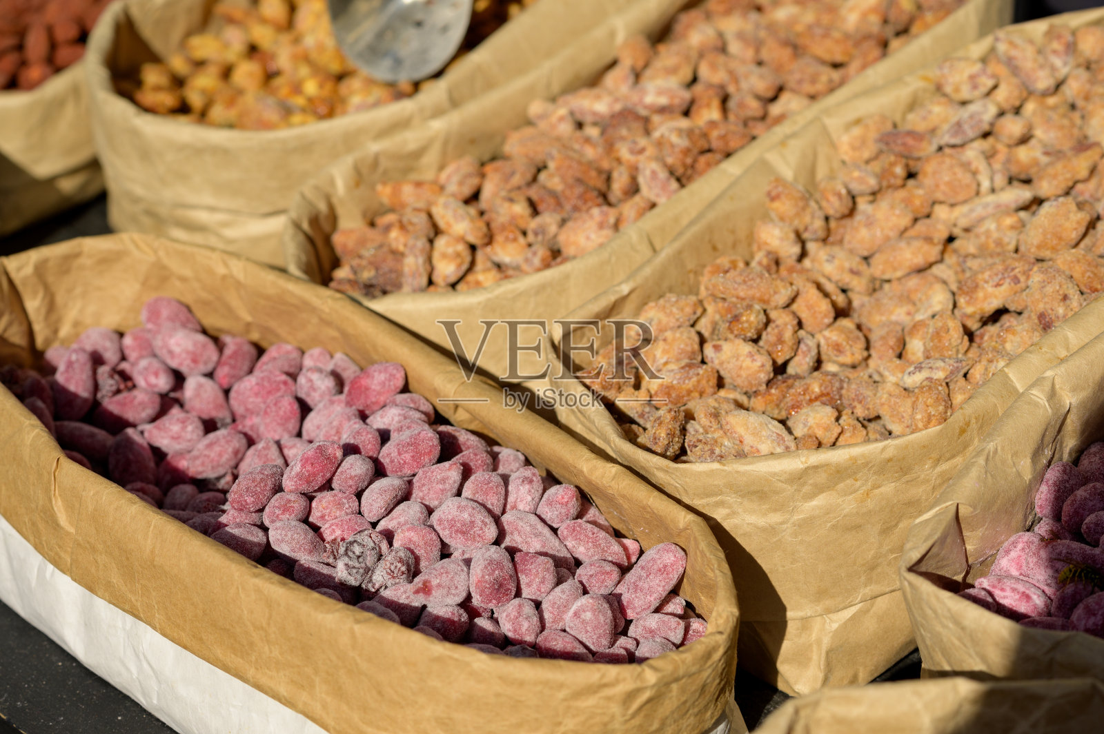 用纸袋包装的杏仁和坚果照片摄影图片