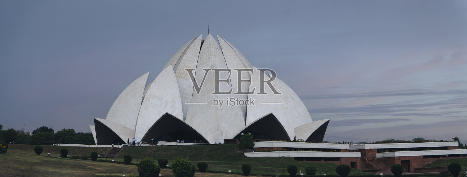 位于新德里的莲花寺全景。其独特的建筑设计是巴哈教堂和著名的城市地标游客。照片摄影图片