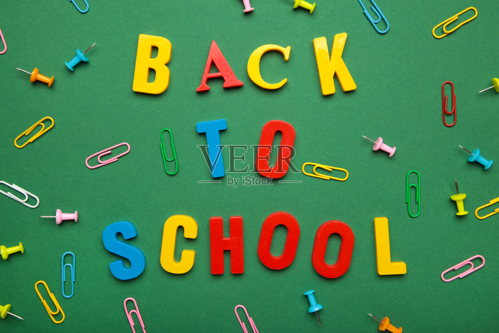 回到学校字母与学校用品的绿色背景照片摄影图片