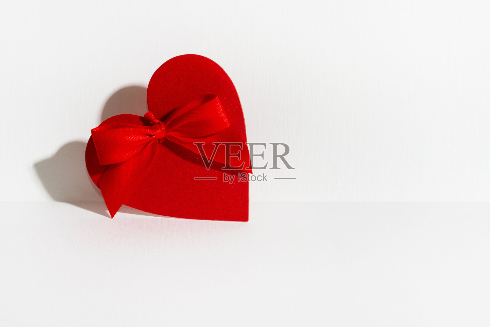 白底红心带蝴蝶结。照片摄影图片
